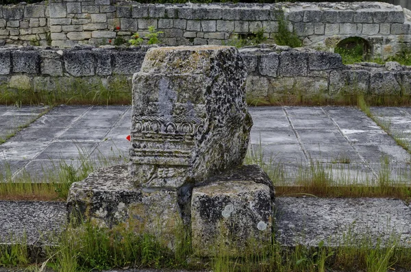 Fragment starożytnego rzymskiego miasta Perystylu złożonych Abritus — Zdjęcie stockowe