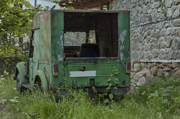 Bardzo stary opuszczony jeep w mieście Melnik — Zdjęcie stockowe