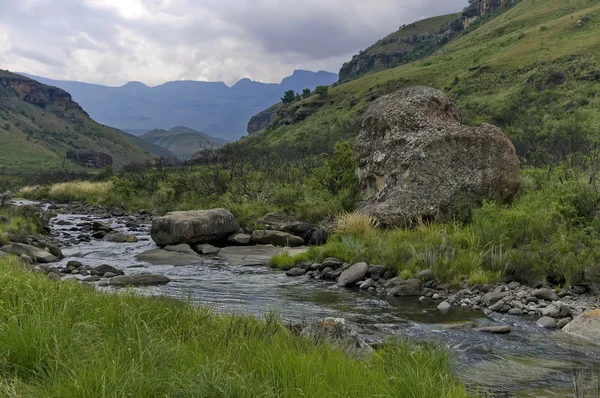 Fiume e rocce nel Castello dei Giganti Riserva naturale di KwaZulu-Natal — Foto Stock