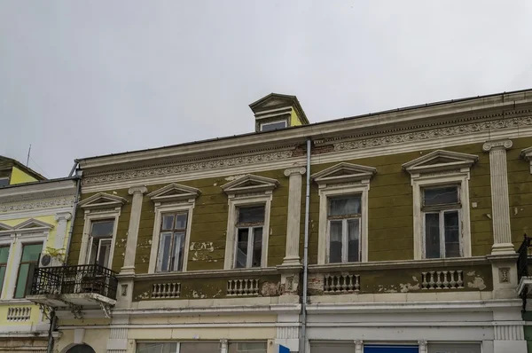 Antigua fachada del edificio con adorno en la ciudad de Ruse — Foto de Stock