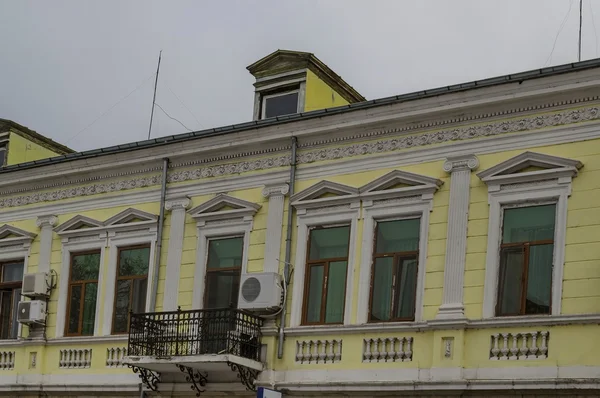 Oude gebouw gevel met sieraad in Ruse stad — Stockfoto