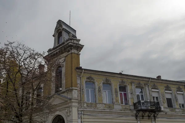 Oude gedeeltelijk gerenoveerd gebouw in Ruse stad — Stockfoto