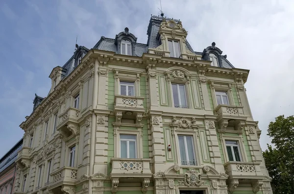 Edifício de escritórios renovado antigo bom na cidade de Ruse — Fotografia de Stock