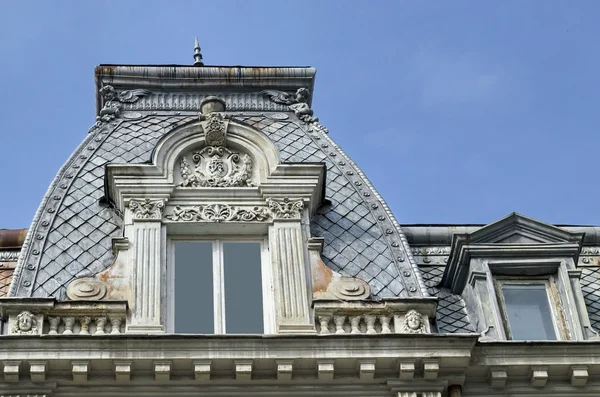 Bovenste deel van het oude gebouw in Ruse stad — Stockfoto