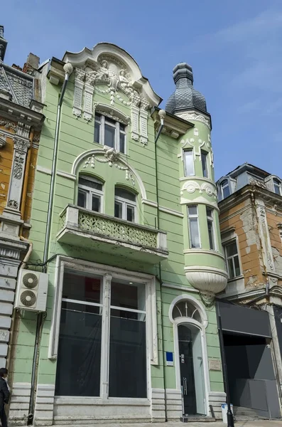 Antiek gebouw met rijke decoratie in centrum van Ruse stad — Stockfoto