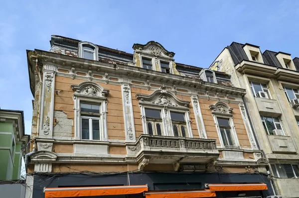 Oude gerenoveerd gebouw in Ruse stad — Stockfoto
