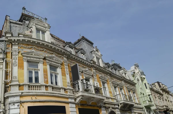 Antiguo edificio renovado con una rica decoración en la ciudad de Ruse — Foto de Stock