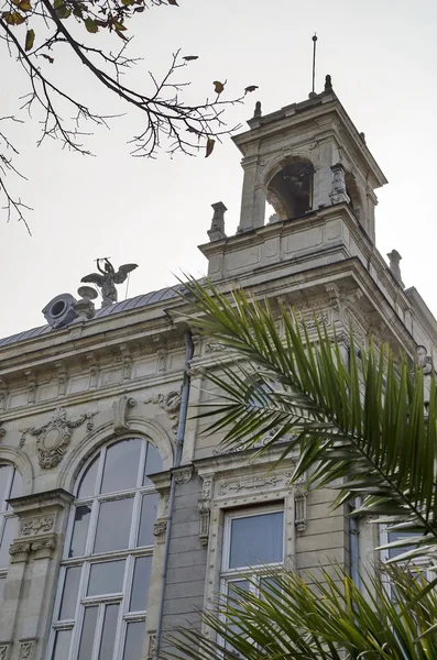 Ruse Merkezi şehirde zengin dekorasyonu ile eski bina — Stok fotoğraf