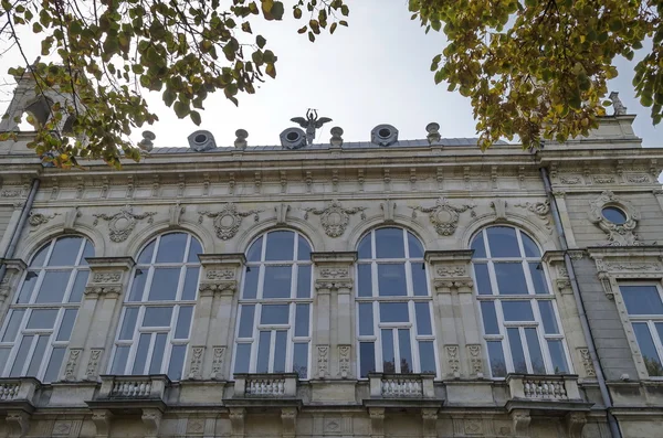 Antiek gebouw met rijke decoratie in centrum van Ruse stad — Stockfoto