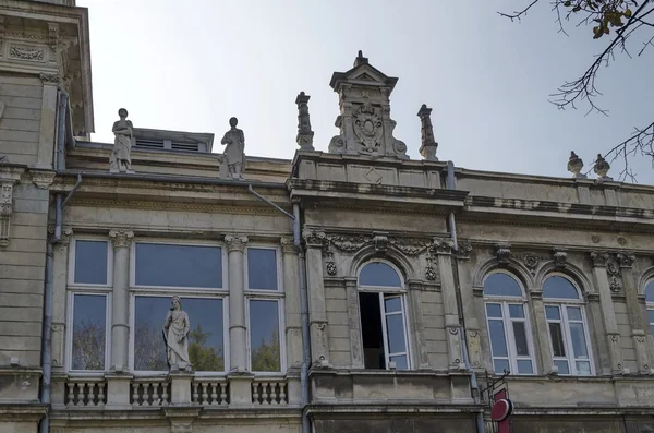 Antiek gebouw met rijke decoratie in centrum van Ruse stad — Stockfoto