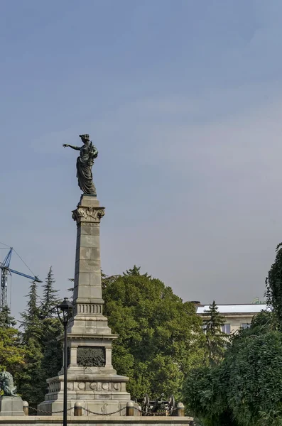 Monument dans le jardin central de la ville de Ruse — Photo