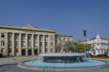 Büyük çeşme önünde ile Rusçuk şehirdeki Adalet Mahkemeleri