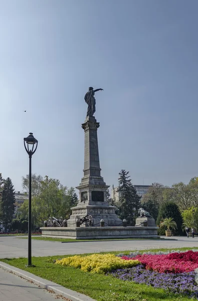 Pomnik w centrum ogrodu w mieście Ruse — Zdjęcie stockowe