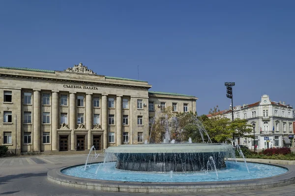 Rechtbanken van Justitie in de List stad met grote fontein in de voorkant — Stockfoto