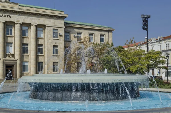 Cours de justice dans la ville de Ruse avec une grande fontaine en face — Photo