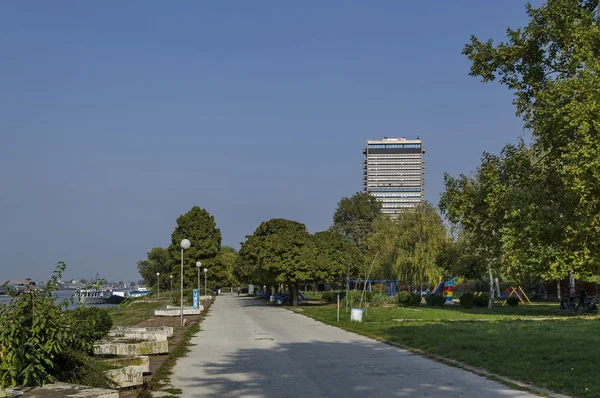 Riverside park ve městě Ruse podél řeky Dunaj — Stock fotografie