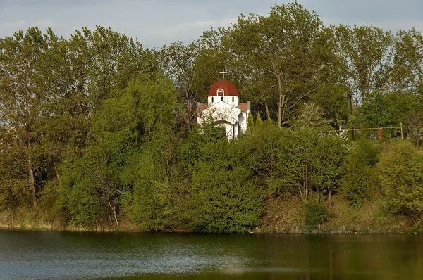 Каплиця в саду у кварталі Drujba — стокове фото