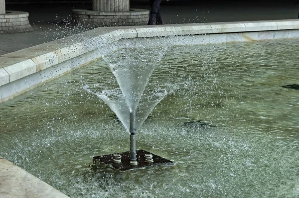 Momento de disparo de pequeña fuente de jardín —  Fotos de Stock