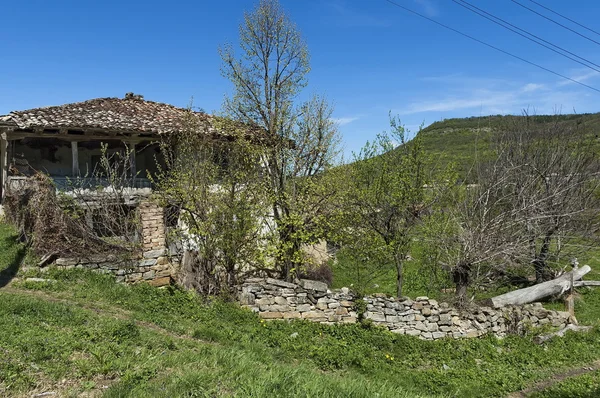 Casa abandonada na aldeia rural — Fotografia de Stock