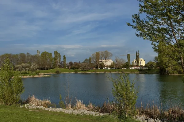 Lago no jardim no bairro Drujba — Fotografia de Stock