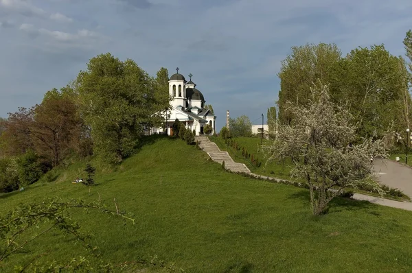 Çeyrek Drujba bahçede kilisede — Stok fotoğraf