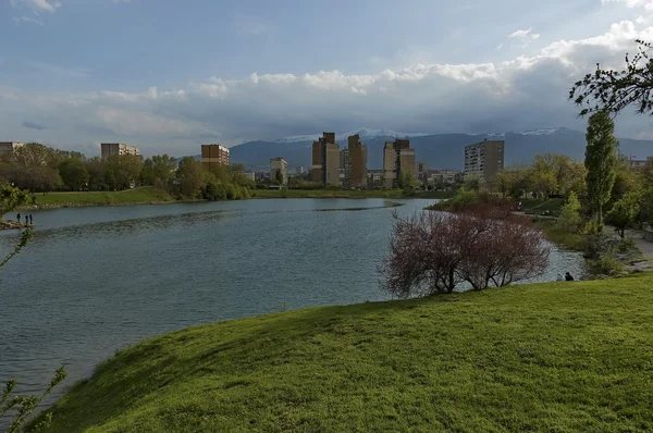 Vitosha Dağı'na çeyrek Drujba Garden'da gölde üzerinden görüntülemek