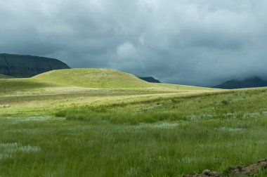 Fırtınalı bir günde Drakensberg dağ