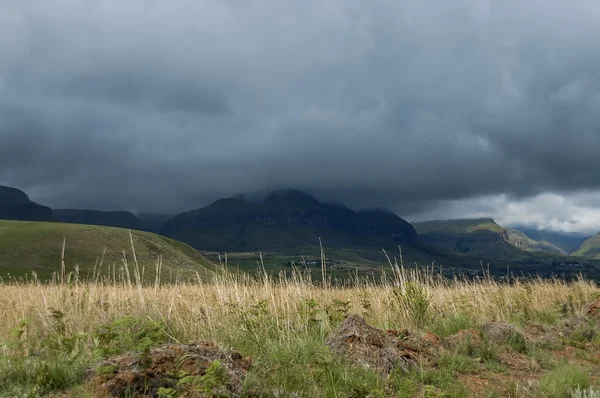 Montaña Drakensberg en un día tormentoso — Foto de Stock