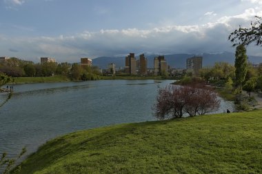 Vitosha Dağı'na çeyrek Drujba Garden'da gölde üzerinden görüntülemek