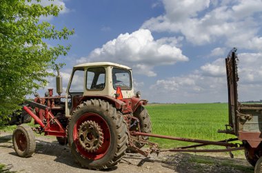 Tekerlekli traktör römork ile