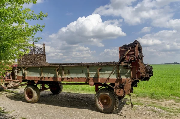 Belastning släpet av fältet — Stockfoto