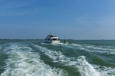 Venedik lagün içinde bir tekne