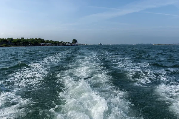 Spur von Motorboot in venezianischer Lagune — Stockfoto