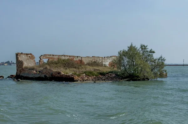 Abandoned island in venetian lagoon — Stock Photo, Image