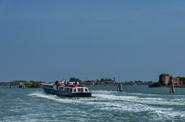 Venedik lagün içinde bir tekne