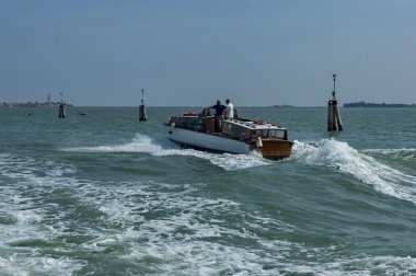 Venedik lagün içinde bir tekne