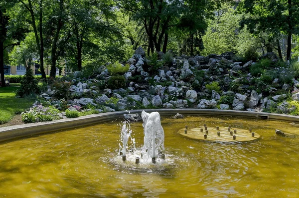 Lekarze ogród niewielką fontanną — Zdjęcie stockowe