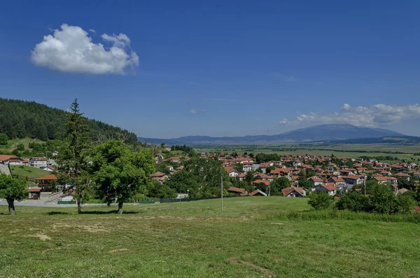 村からの眺めヴィトシャ山 Belchin — ストック写真