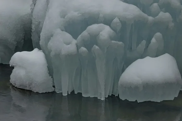 Ice figur med snö hatt i mineralvatten lake, Bansko stad — Stockfoto