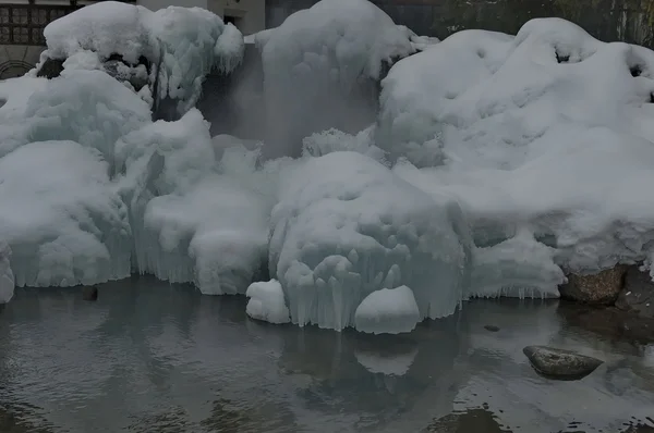 Fontana ghiacciata con acqua calda nella città di Bansko — Foto Stock