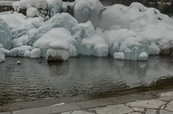 Fonte congelada com água morna na cidade de Bansko — Fotografia de Stock