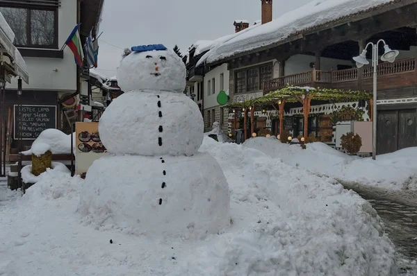 Velké sněhové muž na ulici ve městě Bansko — Stock fotografie