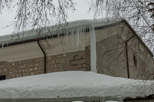 Kamenná zeď kostela v zimě u města Bansko — Stock fotografie