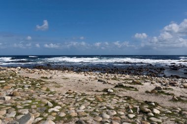 Atlas Okyanusu kıyıları ümit tarafından. Dalga sıçrama kaya.