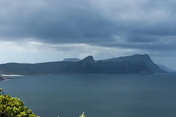 Vista panorâmica para a baía falsa e a península do Cabo a partir da colina do Cabo da Boa Esperança — Fotografia de Stock