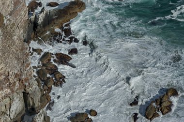 Taşların altında deniz feneri