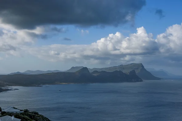 Vista panorámica a la bahía falsa y la península del Cabo — Foto de Stock