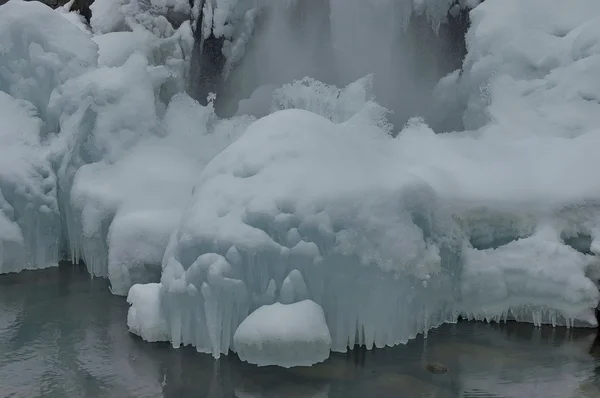 ミネラル水の湖で、雪帽子のフィギュア — ストック写真