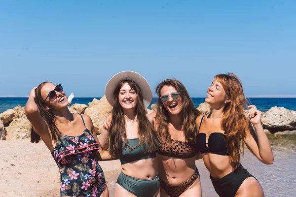 Grupo Hermosas Mujeres Jóvenes Paseando Por Una Playa Amigos Caminando — Foto de Stock