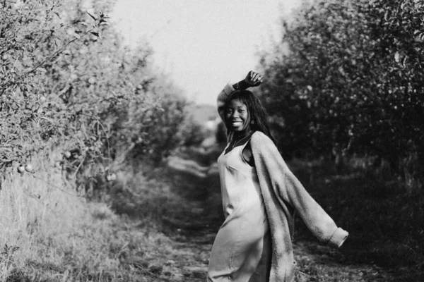 Foto in bianco e nero. Donna afro in Apple Orchard. Di etnia africana. Stile di vita — Foto Stock